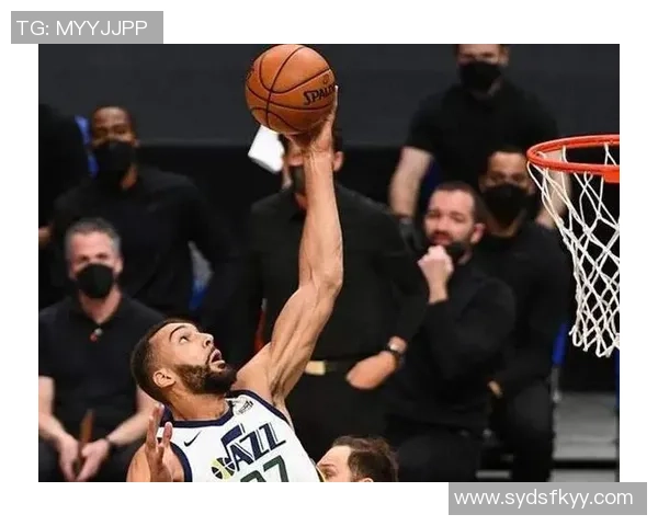 小卡半场表现出色8投5中贡献14分2板2助正负值高达16