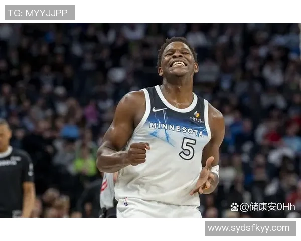 爱德华兹上半场表现抢眼12投7中三分球6投3中贡献全面数据17分2篮板3助攻2抢断1盖帽